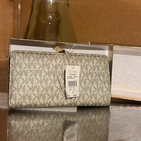 Lost in the 🔥 
NWTIB Michael Kors Jet Set Long Wallet - Picture 2 of 5